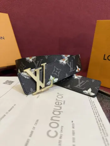 <p> LV Initiales Monogram Flower 双面腰带以 Monogram 印花和撞色花卉焕新帆布一面 翻转即现雅致皮革素面 绚烂繁花新释品牌经典素 动感艺术唤起情感共鸣 </p> <p> LV Initiales Monogram Flower 双面腰带以 Monogram 印花和撞色花卉焕新帆布一面 翻转即现雅致皮革素面 绚烂繁花新释品牌经典素 动感艺术唤起情感共鸣 </p>