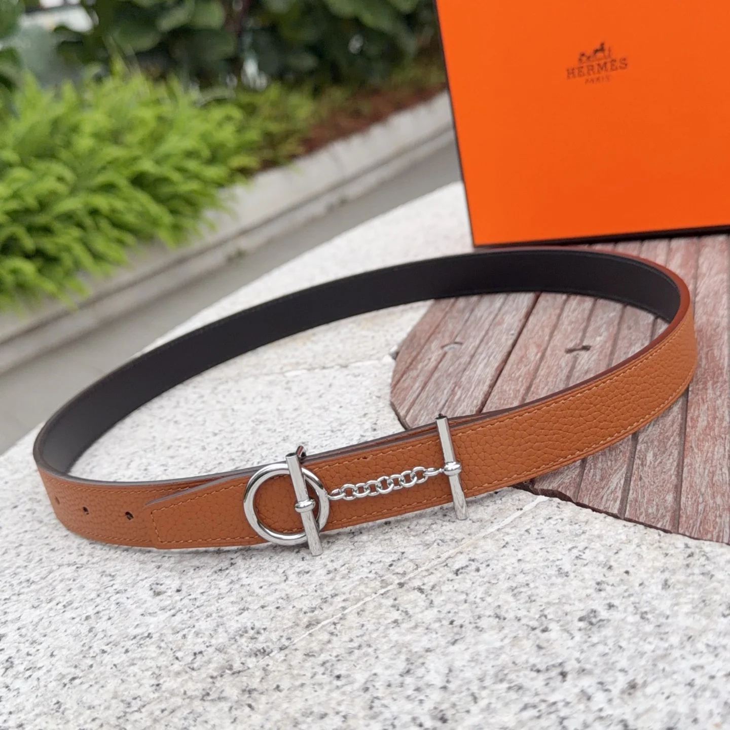 <p> Hermes 爱马仕女款皮带 原单品质 进口头层牛皮 25mm宽 搭配官网新款金/银扣 </p>