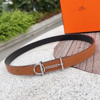 <p> Hermes 爱马仕女款皮带 原单品质 进口头层牛皮 25mm宽 搭配官网新款金/银扣 </p>