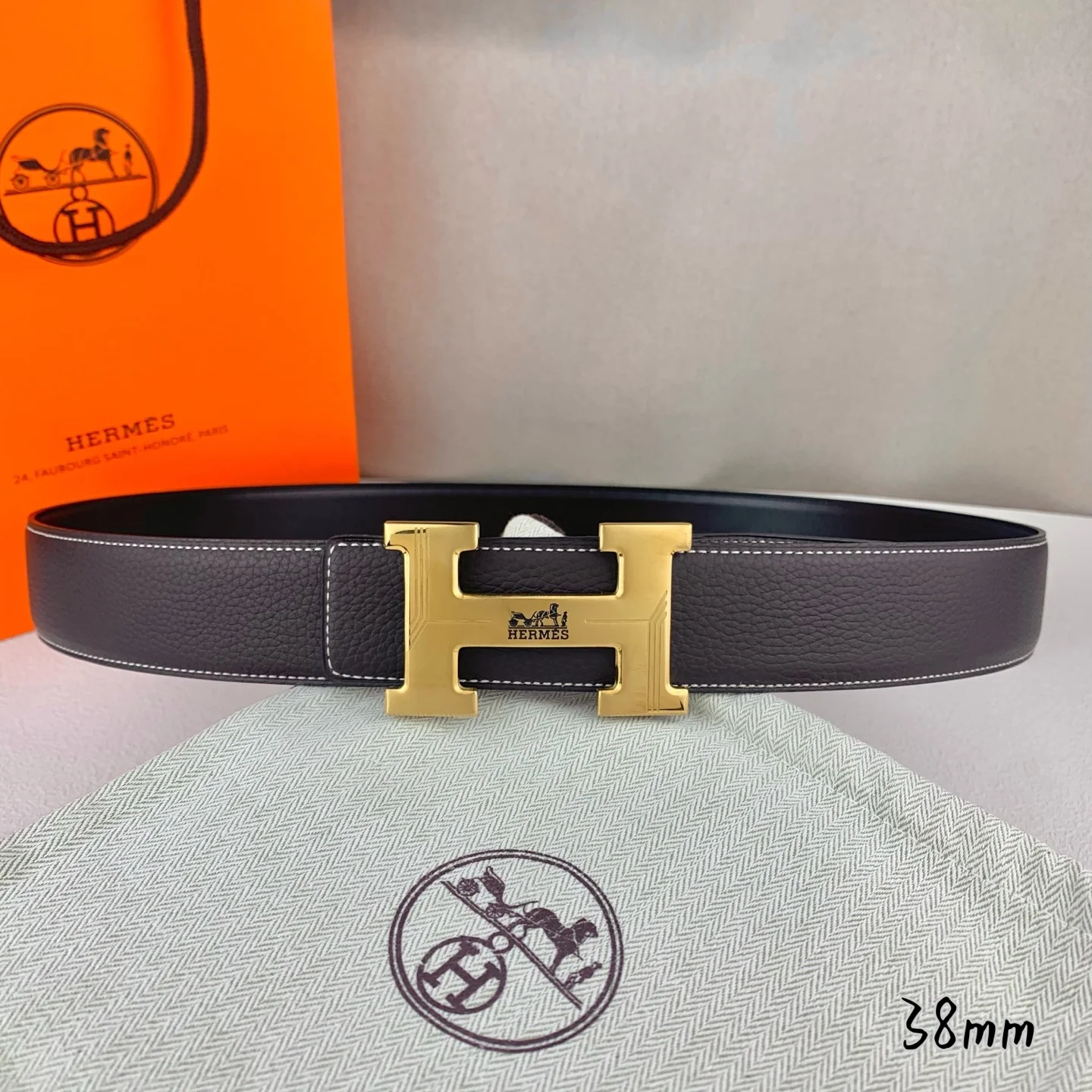 <p> 爱马仕 Hermes 男款腰带以其精湛的工艺 高品质的材料和经典的设计而备受推崇 是男士时尚配饰中的顶级选择 最具标志性的设计是带有 H 标志的扣头 简约大气且极具辨识度 适合商务和休闲场合 </p>