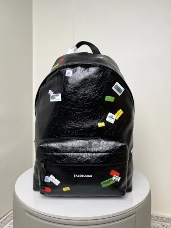 <p> 新款 Balenciag* 巴黎世家.早秋新款上市Explorer Arena双肩包 别问为啥满身贴纸 就是要贴出态度 size尺寸 底长35cm高46cm宽18cm</p><p>货号188012</p>
