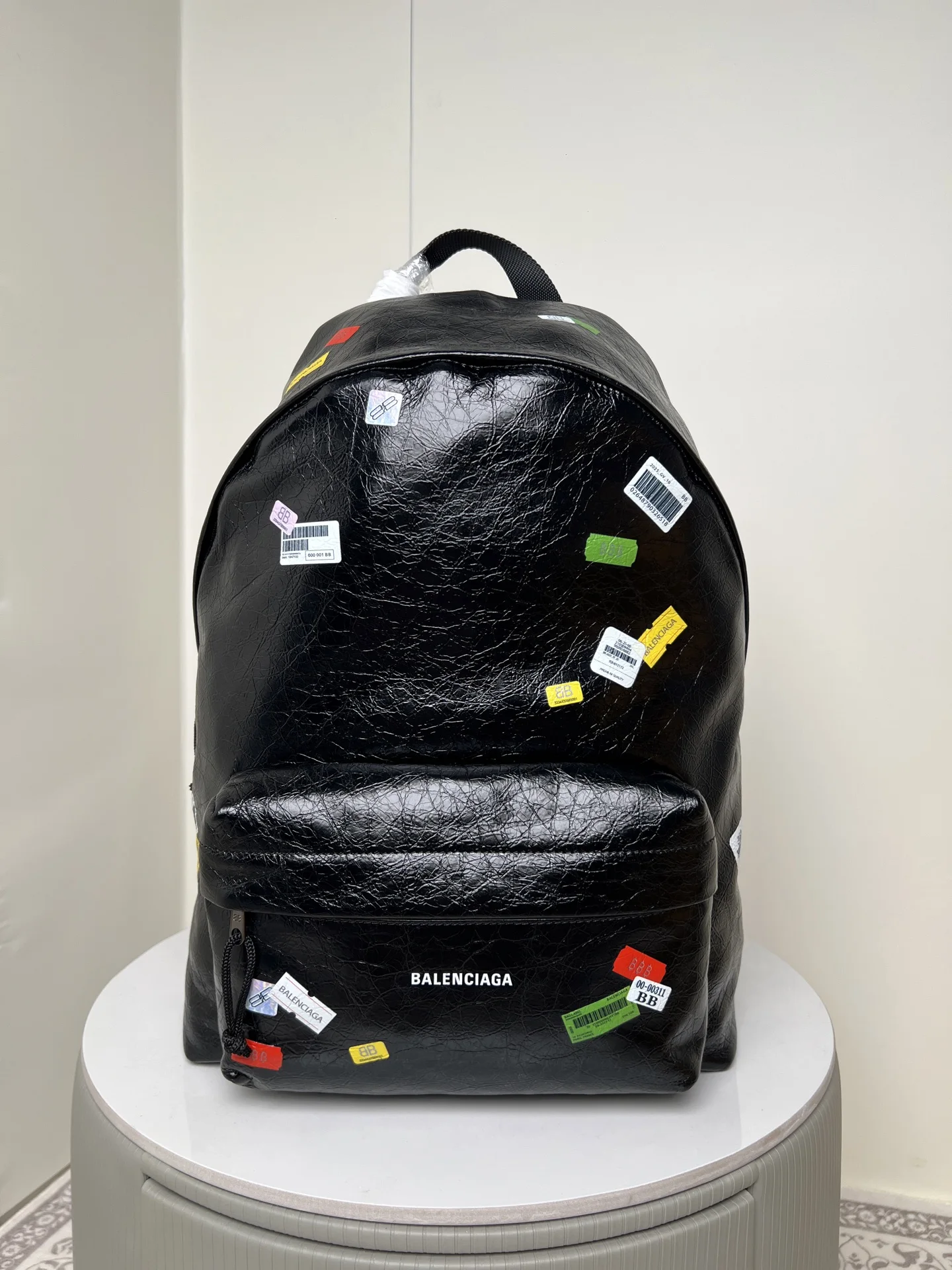 <p> 新款 Balenciag* 巴黎世家.早秋新款上市Explorer Arena双肩包 别问为啥满身贴纸 就是要贴出态度 size尺寸 底长35cm高46cm宽18cm</p><p>货号188012</p>