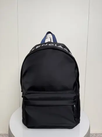 <p> 𝐁𝐚𝐥𝐞𝐧𝐜𝐢𝐚𝐠𝐚 环绕刺绣大字母尼龙双肩包</p><p>拼色蓝色小细节点缀 让整个背包看起来更独特个性化</p><p>面料采用尼龙防泼水 日常使用最好打理的材质 刺绣Logo字母太精致啦 拉链隔层收纳空间又加分 实用性  真的拉满了</p><p>尺寸size  底长35*高47*20cm</p><p>货号188043</p>