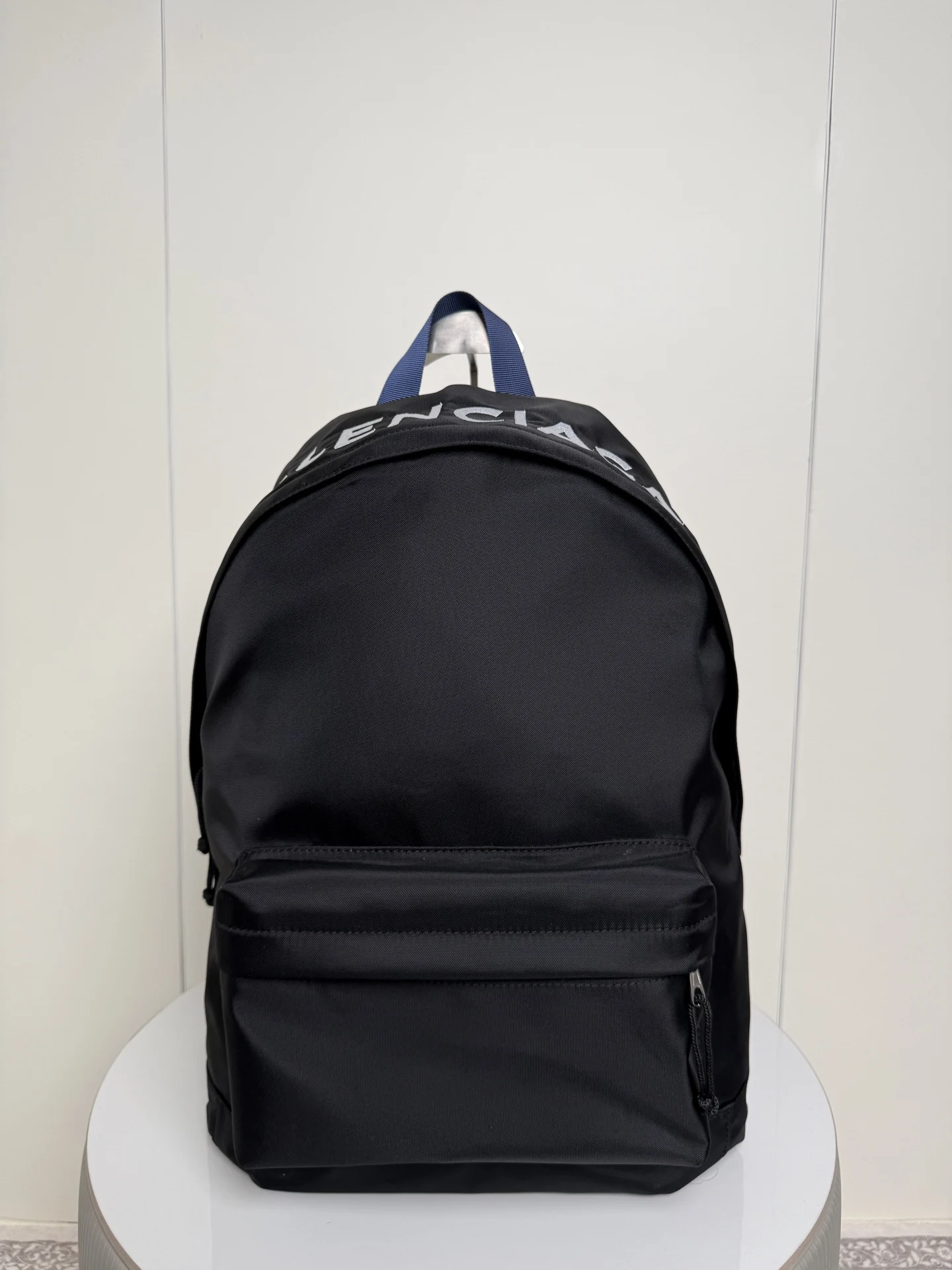 <p> 𝐁𝐚𝐥𝐞𝐧𝐜𝐢𝐚𝐠𝐚 环绕刺绣大字母尼龙双肩包</p><p>拼色蓝色小细节点缀 让整个背包看起来更独特个性化</p><p>面料采用尼龙防泼水 日常使用最好打理的材质 刺绣Logo字母太精致啦 拉链隔层收纳空间又加分 实用性 真的拉满了</p><p>尺寸size 底长35*高47*20cm</p><p>货号188043</p>