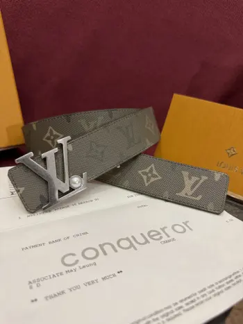 <p> LV Initials Monogram Surplus 40mm腰带被其阳刚的色调所强化 而其宽度与光泽的银色扣件的比例则使其更加轻盈 一侧是受军事风格启发的绿色帆布 展现出这家经久不衰的品牌的标志性设计 而背面的驼色皮革则保持了经典风格 </p> <p> LV Initials Monogram Surplus 40mm腰带被其阳刚的色调所强化 而其宽度与光泽的银色扣件的比例则使其更加轻盈 一侧是受军事风格启发的绿色帆布 展现出这家经久不衰的品牌的标志性设计 而背面的驼色皮革则保持了经典风格 </p>