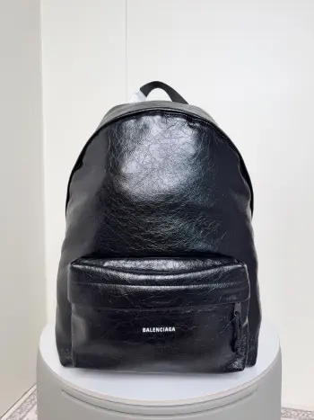 <p> Balenciag* explorer双肩包 意大利爆裂羊皮 酷酷的爆裂皮质柔软背起来潮流大气 舒适感满满 简约的设计没有过分的装饰才是巴黎的经典用来通勤 上班再合适不过 可以放下14寸电脑 内部有插袋 永不过时的经典之作. 尺寸 底长35x高47x宽20cm</p><p>货号188011</p>