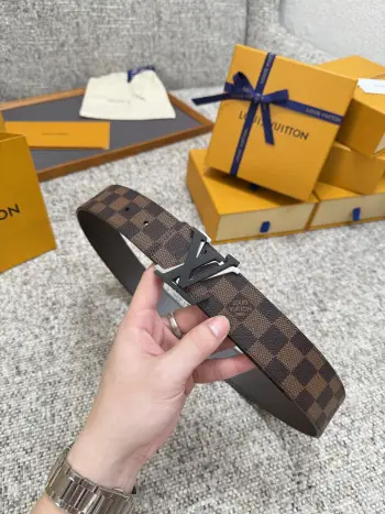 <p> LV 路易威登 40mm宽度 正品一体铸造五金钢扣 原厂皮料 双面原厂定制牛皮面料 </p>