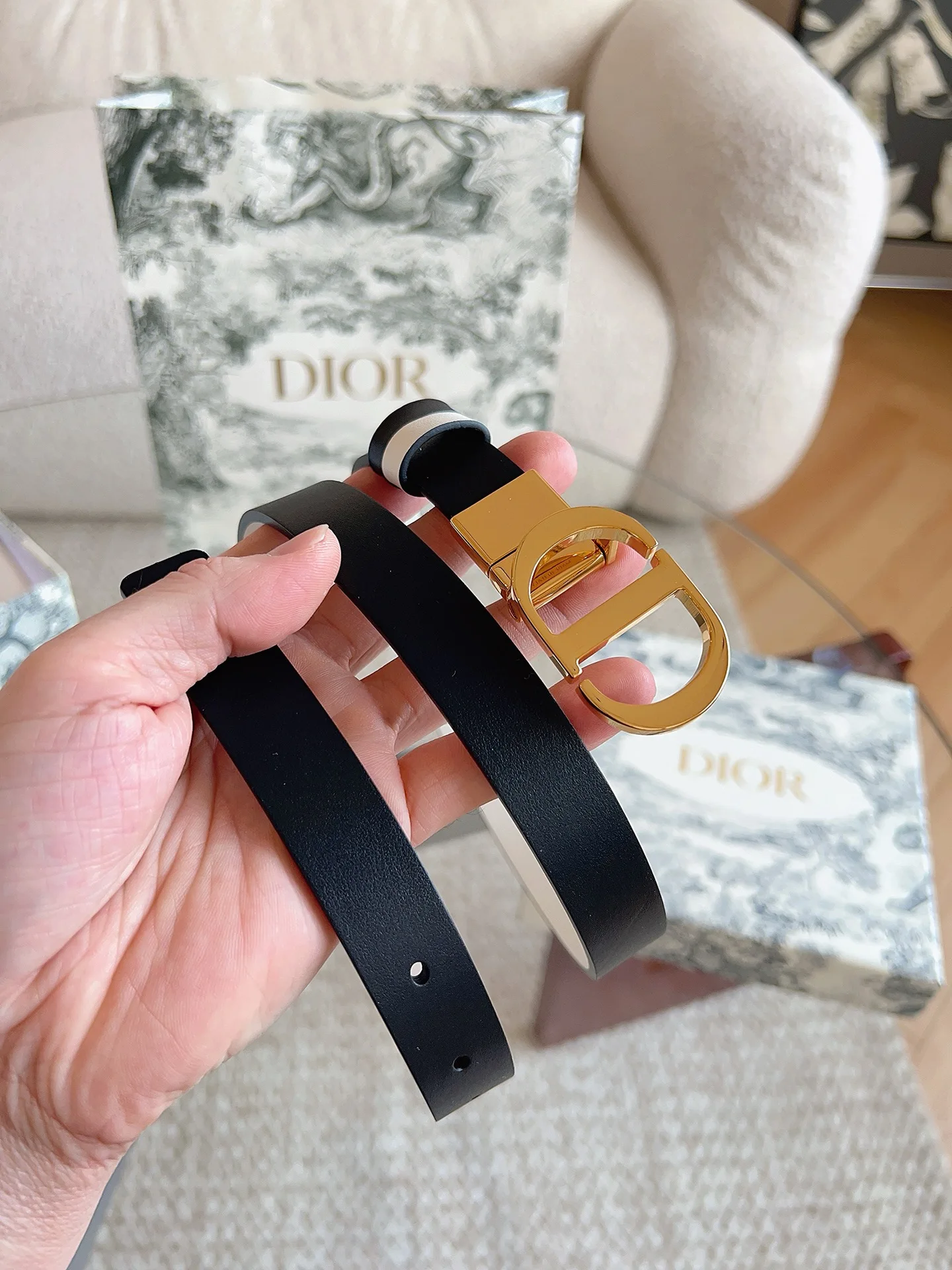 原单迪奥皮带|高仿迪奥皮带|精仿迪奥皮带|一比一迪奥皮带<p> 迪奥 DIOR 这款 20 Montaigne 腰带从同名手袋汲取灵感 可翻面使用 以双面设计重新诠释经典 采用光滑小牛皮革精心制作 一面为黑色 另一面为奶白色 搭配富有光泽的饰面金属 CD 腰带扣 搭配两个可拆卸的腰带环 可选择与同色调或对比鲜明的时尚风格搭配 </p>