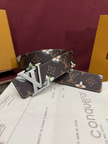 <p> LV Initiales Monogram Flower 双面腰带以 Monogram 印花和撞色花卉焕新帆布一面 翻转即现雅致皮革素面 绚烂繁花新释品牌经典素 动感艺术唤起情感共鸣 </p> <p> LV Initiales Monogram Flower 双面腰带以 Monogram 印花和撞色花卉焕新帆布一面 翻转即现雅致皮革素面 绚烂繁花新释品牌经典素 动感艺术唤起情感共鸣 </p>