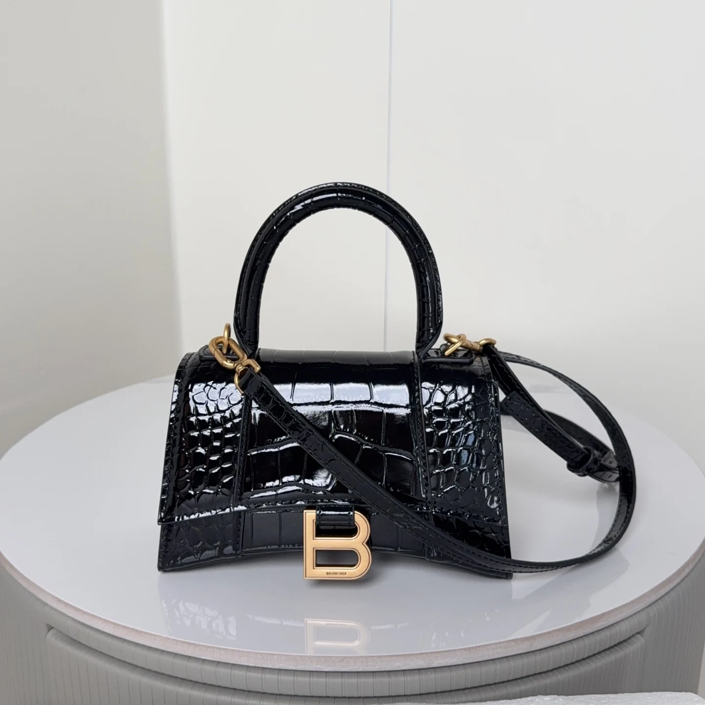 <p>Xs小号19cm. 鳄鱼黑配金扣 只做好品质Balenciag* 巴黎.世家 经典款沙漏包.独特的标志性弧线形状造型极具辨识度 一眼就让人眼前一亮呀超炫酷 外观呈现一轮半月状上坠一个金属B形拉环牛皮质感也非常感人非常有腔调 内里进口羊皮细腻柔软的质感 手拎斜挎都好看到爆 货号188002</p>
