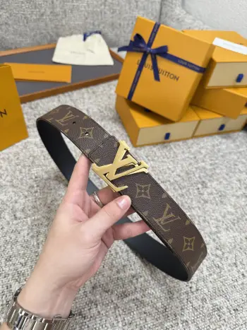 <p> LV 路易威登 40mm宽度 正品一体铸造五金钢扣 原厂皮料 双面原厂定制牛皮面料 </p>
