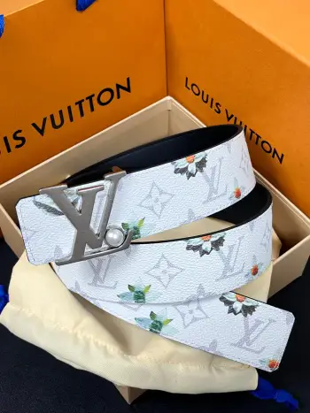 <p> LV 路易威登 40mm宽度 正品一体铸造五金钢扣 原厂皮料 双面原厂定制牛皮面料 </p> <p> LV 路易威登 40mm宽度 正品一体铸造五金钢扣 原厂皮料 双面原厂定制牛皮面料 </p>