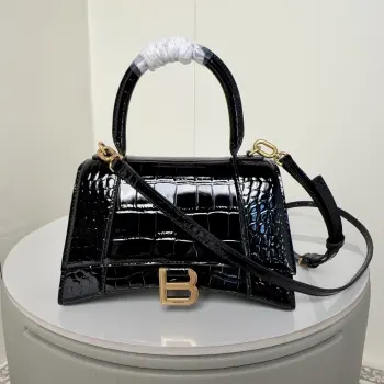 <p>S码大号23cm 鳄鱼黑配金扣 只做好品质Balenciag* 巴黎.世家 经典款沙漏包.独特的标志性弧线形状造型极具辨识度 一眼就让人眼前一亮呀超炫酷 外观呈现一轮半月状上坠一个金属B形拉环牛皮质感也非常感人非常有腔调 内里进口羊皮细腻柔软的质感 手拎斜挎都好看到爆 绝对是女神们的最爱 容量亲测 手机 零包 粉饼 口红 充电宝 钥匙 小包纸巾 都是可以轻松装入.size.尺寸 23x10x24cm 货号188001</p>