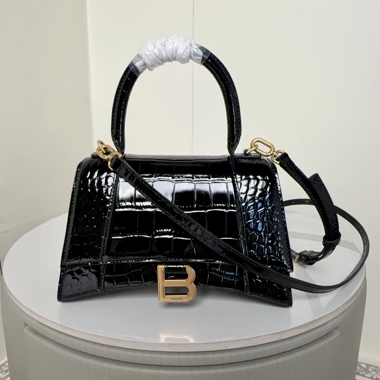 <p>S码大号23cm 鳄鱼黑配金扣 只做好品质Balenciag* 巴黎.世家 经典款沙漏包.独特的标志性弧线形状造型极具辨识度 一眼就让人眼前一亮呀超炫酷 外观呈现一轮半月状上坠一个金属B形拉环牛皮质感也非常感人非常有腔调 内里进口羊皮细腻柔软的质感 手拎斜挎都好看到爆 绝对是女神们的最爱 容量亲测 手机 零包 粉饼 口红 充电宝 钥匙 小包纸巾 都是可以轻松装入.size.尺寸 23x10x24cm 货号188001</p>