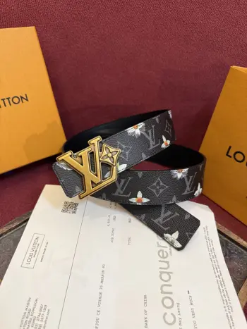 <p> LV Initiales Monogram Flower 双面腰带以 Monogram 印花和撞色花卉焕新帆布一面 翻转即现雅致皮革素面 绚烂繁花新释品牌经典素 动感艺术唤起情感共鸣 </p> <p> LV Initiales Monogram Flower 双面腰带以 Monogram 印花和撞色花卉焕新帆布一面 翻转即现雅致皮革素面 绚烂繁花新释品牌经典素 动感艺术唤起情感共鸣 </p>