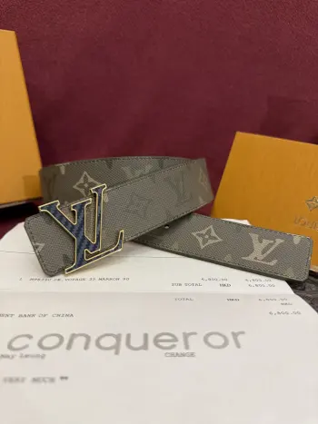 <p> LV Initials Monogram Surplus 40mm腰带被其阳刚的色调所强化 而其宽度与光泽的银色扣件的比例则使其更加轻盈 一侧是受军事风格启发的绿色帆布 展现出这家经久不衰的品牌的标志性设计 而背面的驼色皮革则保持了经典风格 </p> <p> LV Initials Monogram Surplus 40mm腰带被其阳刚的色调所强化 而其宽度与光泽的银色扣件的比例则使其更加轻盈 一侧是受军事风格启发的绿色帆布 展现出这家经久不衰的品牌的标志性设计 而背面的驼色皮革则保持了经典风格 </p>
