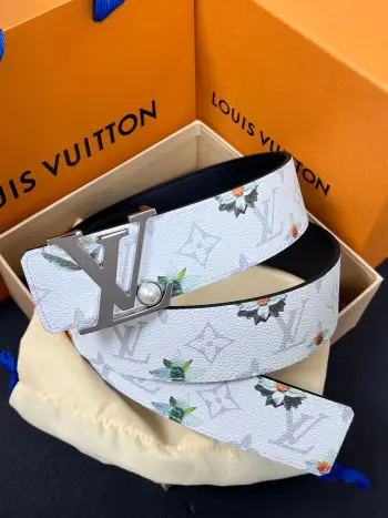<p> LV 路易威登 40mm宽度 正品一体铸造五金钢扣 原厂皮料 双面原厂定制牛皮面料 </p> <p> LV 路易威登 40mm宽度 正品一体铸造五金钢扣 原厂皮料 双面原厂定制牛皮面料 </p>