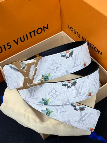 <p> LV 路易威登 40mm宽度 正品一体铸造五金钢扣 原厂皮料 双面原厂定制牛皮面料 </p> <p> LV 路易威登 40mm宽度 正品一体铸造五金钢扣 原厂皮料 双面原厂定制牛皮面料 </p>