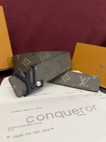 <p> LV Initials Monogram Surplus 40mm腰带被其阳刚的色调所强化 而其宽度与光泽的银色扣件的比例则使其更加轻盈 一侧是受军事风格启发的绿色帆布 展现出这家经久不衰的品牌的标志性设计 而背面的驼色皮革则保持了经典风格 </p> <p> LV Initials Monogram Surplus 40mm腰带被其阳刚的色调所强化 而其宽度与光泽的银色扣件的比例则使其更加轻盈 一侧是受军事风格启发的绿色帆布 展现出这家经久不衰的品牌的标志性设计 而背面的驼色皮革则保持了经典风格 </p>