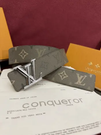 <p> LV Initials Monogram Surplus 40mm腰带被其阳刚的色调所强化 而其宽度与光泽的银色扣件的比例则使其更加轻盈 一侧是受军事风格启发的绿色帆布 展现出这家经久不衰的品牌的标志性设计 而背面的驼色皮革则保持了经典风格 </p> <p> LV Initials Monogram Surplus 40mm腰带被其阳刚的色调所强化 而其宽度与光泽的银色扣件的比例则使其更加轻盈 一侧是受军事风格启发的绿色帆布 展现出这家经久不衰的品牌的标志性设计 而背面的驼色皮革则保持了经典风格 </p>