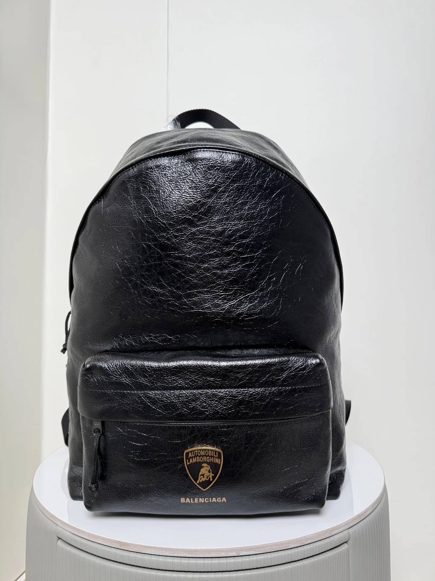 <p> Balenciag* 巴黎世家/兰博基尼联名款双肩包 意大利爆裂羊皮 酷酷的爆裂皮质柔软背起来潮流大气 舒适感满满 简约的设计没有过分的装饰才是巴黎的经典用来通勤 上班再合适不过 可以放下14寸电脑 内部有插袋 永不过时的经典之作. </p><p>Size尺寸 底长35x高47x宽18cm</p><p>货号188015</p>