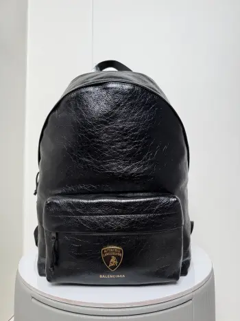 <p> Balenciag* 巴黎世家/兰博基尼联名款双肩包 意大利爆裂羊皮 酷酷的爆裂皮质柔软背起来潮流大气 舒适感满满 简约的设计没有过分的装饰才是巴黎的经典用来通勤 上班再合适不过 可以放下14寸电脑 内部有插袋 永不过时的经典之作. </p><p>Size尺寸 底长35x高47x宽18cm</p><p>货号188015</p>