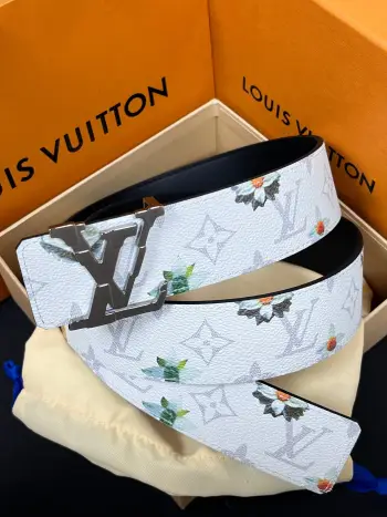 <p> LV 路易威登 40mm宽度 正品一体铸造五金钢扣 原厂皮料 双面原厂定制牛皮面料 </p> <p> LV 路易威登 40mm宽度 正品一体铸造五金钢扣 原厂皮料 双面原厂定制牛皮面料 </p>
