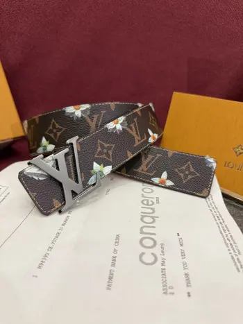 <p> LV Initiales Monogram Flower 双面腰带以 Monogram 印花和撞色花卉焕新帆布一面 翻转即现雅致皮革素面 绚烂繁花新释品牌经典素 动感艺术唤起情感共鸣 </p> <p> LV Initiales Monogram Flower 双面腰带以 Monogram 印花和撞色花卉焕新帆布一面 翻转即现雅致皮革素面 绚烂繁花新释品牌经典素 动感艺术唤起情感共鸣 </p>