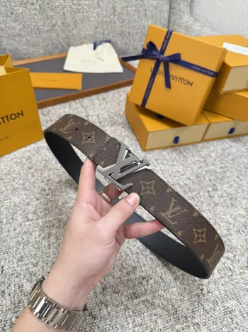 <p> LV 路易威登 40mm宽度 正品一体铸造五金钢扣 原厂皮料 双面原厂定制牛皮面料 </p>