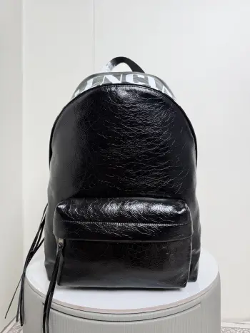 <p> 新款 Balenciag* 巴黎世家/ARMY系列 .外观黑色主调百搭 顶部的字母设计有个性潮酷感 走在街上不容易 撞包 减负扛扛的 进口爆纹油皮质感满分 通勤 上班再合适不过 可以放下14寸电脑 内部有插袋 </p><p>Size尺寸 底长35x高47x宽18cm</p><p>货号188017</p>