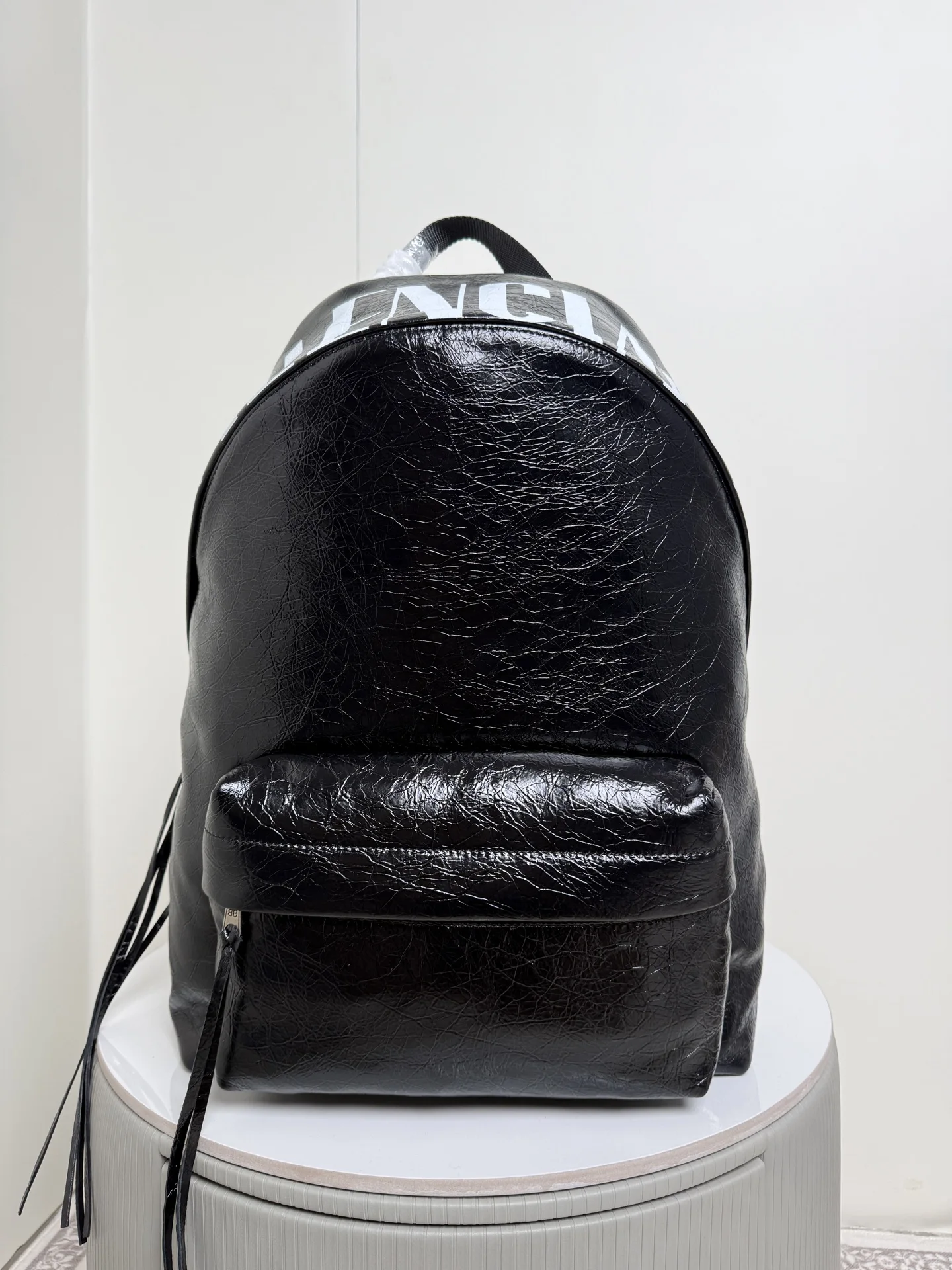 <p> 新款 Balenciag* 巴黎世家/ARMY系列 .外观黑色主调百搭 顶部的字母设计有个性潮酷感 走在街上不容易 撞包 减负扛扛的 进口爆纹油皮质感满分 通勤 上班再合适不过 可以放下14寸电脑 内部有插袋 </p><p>Size尺寸 底长35x高47x宽18cm</p><p>货号188017</p>
