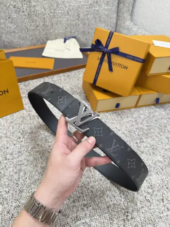 <p> LV 路易威登 40mm宽度 正品一体铸造五金钢扣 原厂皮料 双面原厂定制牛皮面料 </p> <p> LV 路易威登 40mm宽度 正品一体铸造五金钢扣 原厂皮料 双面原厂定制牛皮面料 </p>