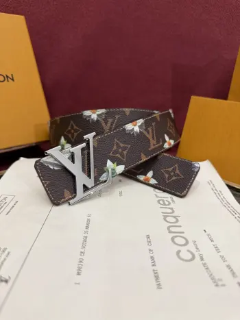 <p> LV Initiales Monogram Flower 双面腰带以 Monogram 印花和撞色花卉焕新帆布一面 翻转即现雅致皮革素面 绚烂繁花新释品牌经典素 动感艺术唤起情感共鸣 </p> <p> LV Initiales Monogram Flower 双面腰带以 Monogram 印花和撞色花卉焕新帆布一面 翻转即现雅致皮革素面 绚烂繁花新释品牌经典素 动感艺术唤起情感共鸣 </p>