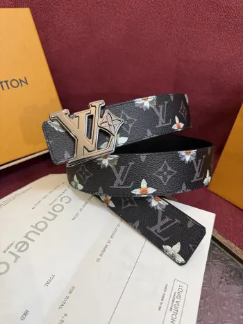 <p> LV Initiales Monogram Flower 双面腰带以 Monogram 印花和撞色花卉焕新帆布一面 翻转即现雅致皮革素面 绚烂繁花新释品牌经典素 动感艺术唤起情感共鸣 </p> <p> LV Initiales Monogram Flower 双面腰带以 Monogram 印花和撞色花卉焕新帆布一面 翻转即现雅致皮革素面 绚烂繁花新释品牌经典素 动感艺术唤起情感共鸣 </p>