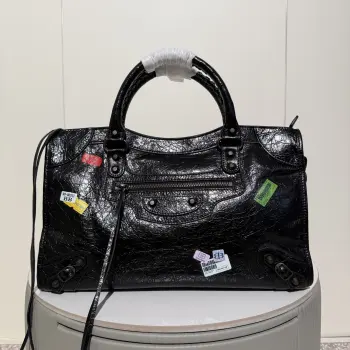 <p> Balenciaga Le city20秋冬系列 贴饰标签印花经典机车风格搭配一起 真的太酷啦 时尚不撞款 非常个性的包包 大号尺寸满足出行实用满分</p><p>原厂品质.大号尺寸size: 底长38cm 高24cm 宽15</p><p>货号 188089</p>