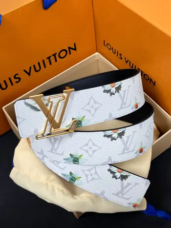 <p> LV 路易威登 40mm宽度 正品一体铸造五金钢扣 原厂皮料 双面原厂定制牛皮面料 </p> <p> LV 路易威登 40mm宽度 正品一体铸造五金钢扣 原厂皮料 双面原厂定制牛皮面料 </p>