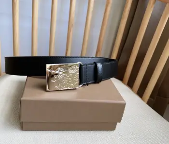 <p> Burberry 巴宝莉专柜同步上新马术骑士饰牌搭配对比感缉明线细节 饰牌搭扣装饰品牌专属标识图案 宽:3.5cm 精致优雅 简单大方</p>