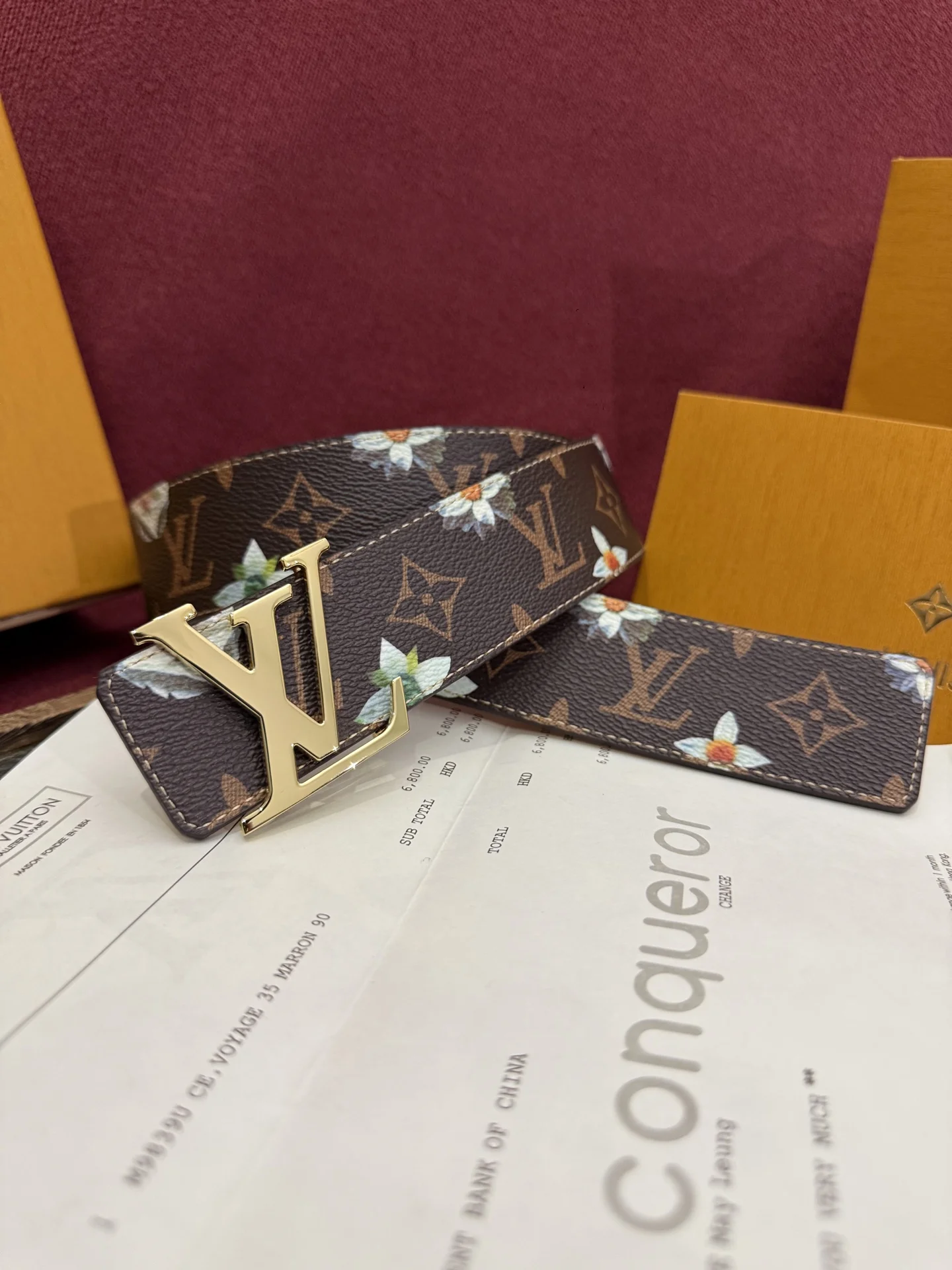 原单LV皮带|高仿LV皮带|精仿LV皮带|一比一LV皮带<p> LV Initiales Monogram Flower 双面腰带以 Monogram 印花和撞色花卉焕新帆布一面 翻转即现雅致皮革素面 绚烂繁花新释品牌经典素 动感艺术唤起情感共鸣 </p>