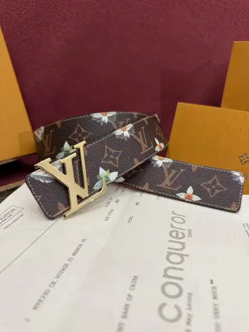 <p> LV Initiales Monogram Flower 双面腰带以 Monogram 印花和撞色花卉焕新帆布一面 翻转即现雅致皮革素面 绚烂繁花新释品牌经典素 动感艺术唤起情感共鸣 </p> <p> LV Initiales Monogram Flower 双面腰带以 Monogram 印花和撞色花卉焕新帆布一面 翻转即现雅致皮革素面 绚烂繁花新释品牌经典素 动感艺术唤起情感共鸣 </p>