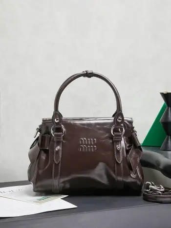<p> 石楠木到货现货出货</p><p>MIUMI 新品机车包手袋 型号5BA327 经典复刻Miu初代风格 复古油蜡皮 高级氛围感 甜酷风直接拉满 自带拉链与斜背肩带 包包拉链可以折进去适合多种风格造型 经典版型与趣味蝴蝶结结合 成就新型机车包</p><p>尺寸27 X 22 X13 cm</p>