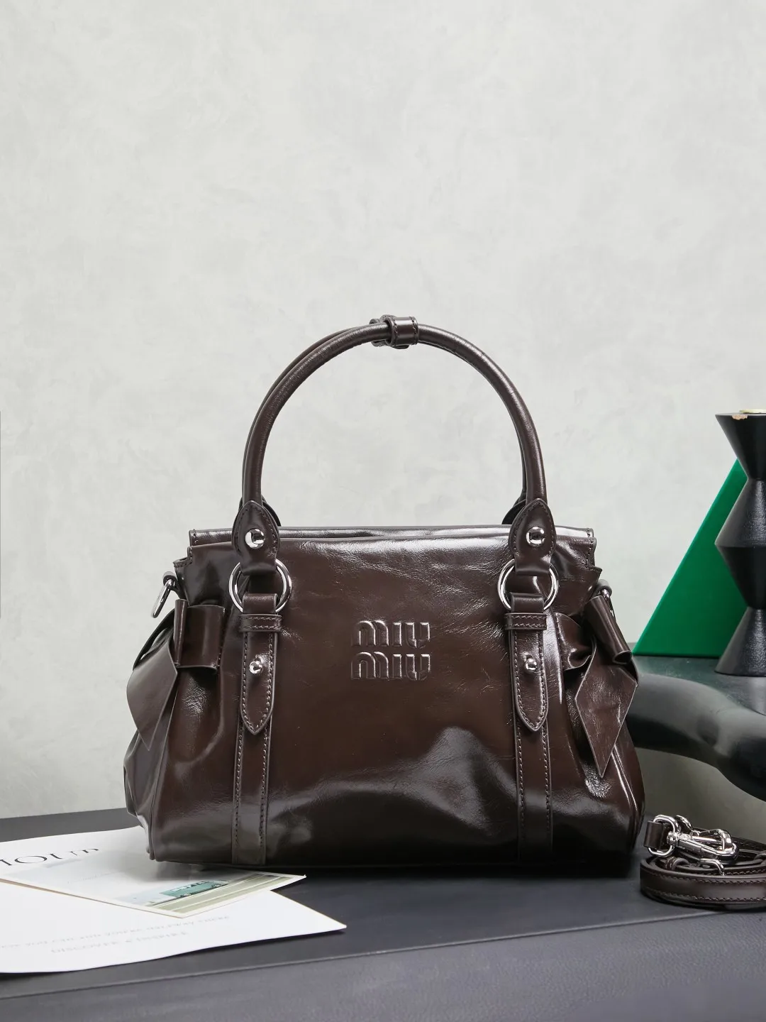 <p> 石楠木到货现货出货</p><p>MIUMI 新品机车包手袋 型号5BA327 经典复刻Miu初代风格 复古油蜡皮 高级氛围感 甜酷风直接拉满 自带拉链与斜背肩带 包包拉链可以折进去适合多种风格造型 经典版型与趣味蝴蝶结结合 成就新型机车包</p><p>尺寸27 X 22 X13 cm</p>