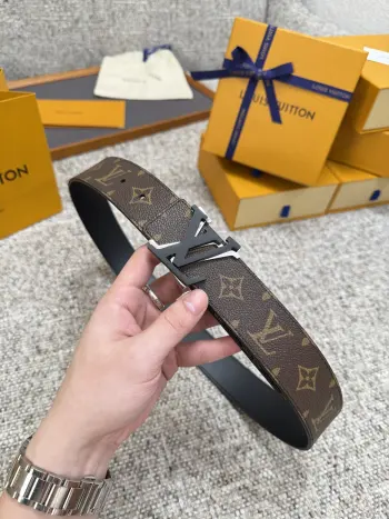 <p> LV 路易威登 40mm宽度 正品一体铸造五金钢扣 原厂皮料 双面原厂定制牛皮面料 </p>