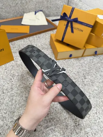 <p> LV 路易威登 40mm宽度 正品一体铸造五金钢扣 原厂皮料 双面原厂定制牛皮面料 </p>