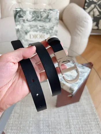 <p> 迪奥 DIOR 这款 20 Montaigne 腰带从同名手袋汲取灵感 可翻面使用 以双面设计重新诠释经典 采用光滑小牛皮革精心制作 一面为黑色 另一面为奶白色 搭配富有光泽的饰面金属 CD 腰带扣 搭配两个可拆卸的腰带环 可选择与同色调或对比鲜明的时尚风格搭配 </p>