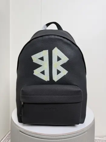 <p> Balenciag* 巴黎世家/巴宝们 巴黎世家的包包系列简直太绝啦 融合了胶带双 B 的素 独特又时尚 瞬间提升你的潮流感 进口摔纹粒面自然哑光面皮质感满分 通勤 上班再合适不过 可以放下14寸电脑 内部有插袋 </p><p>Size尺寸 底长35x高47x宽18cm</p><p>货号188016</p>