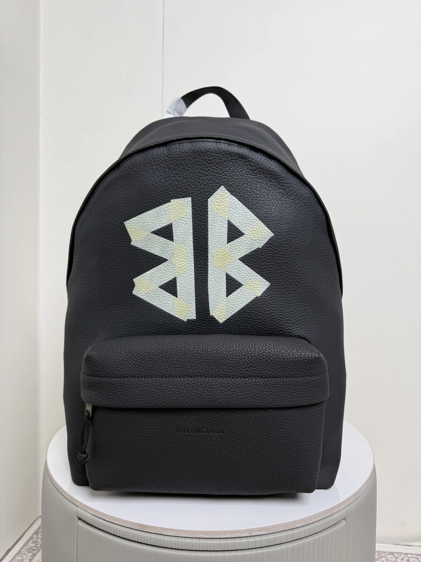 <p> Balenciag* 巴黎世家/巴宝们 巴黎世家的包包系列简直太绝啦 融合了胶带双 B 的素 独特又时尚 瞬间提升你的潮流感 进口摔纹粒面自然哑光面皮质感满分 通勤 上班再合适不过 可以放下14寸电脑 内部有插袋 </p><p>Size尺寸 底长35x高47x宽18cm</p><p>货号188016</p>
