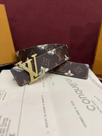 <p> LV Initiales Monogram Flower 双面腰带以 Monogram 印花和撞色花卉焕新帆布一面 翻转即现雅致皮革素面 绚烂繁花新释品牌经典素 动感艺术唤起情感共鸣 </p> <p> LV Initiales Monogram Flower 双面腰带以 Monogram 印花和撞色花卉焕新帆布一面 翻转即现雅致皮革素面 绚烂繁花新释品牌经典素 动感艺术唤起情感共鸣 </p>