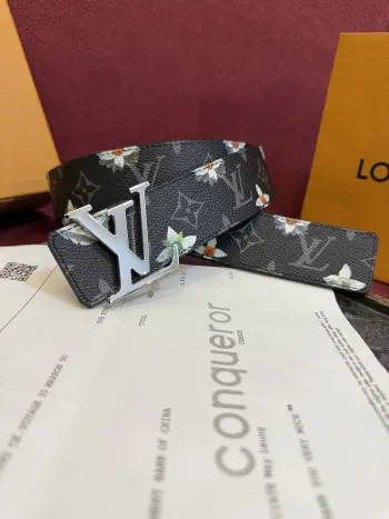 <p> LV Initiales Monogram Flower 双面腰带以 Monogram 印花和撞色花卉焕新帆布一面 翻转即现雅致皮革素面 绚烂繁花新释品牌经典素 动感艺术唤起情感共鸣 </p> <p> LV Initiales Monogram Flower 双面腰带以 Monogram 印花和撞色花卉焕新帆布一面 翻转即现雅致皮革素面 绚烂繁花新释品牌经典素 动感艺术唤起情感共鸣 </p>