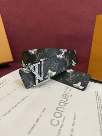 <p> LV Initiales Monogram Flower 双面腰带以 Monogram 印花和撞色花卉焕新帆布一面 翻转即现雅致皮革素面 绚烂繁花新释品牌经典素 动感艺术唤起情感共鸣 </p> <p> LV Initiales Monogram Flower 双面腰带以 Monogram 印花和撞色花卉焕新帆布一面 翻转即现雅致皮革素面 绚烂繁花新释品牌经典素 动感艺术唤起情感共鸣 </p>