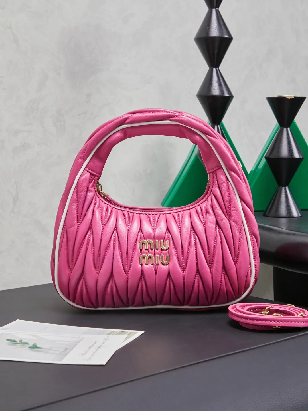 原单MIUMIU女包|高仿MIUMIU女包|精仿MIUMIU女包|一比一MIUMIU女包<p> M家 新品  型号 5BC125</p><p>MiuWander 手袋 采用进口小羊皮经典品牌标志性Matelasse纹理绣花 复古磨砂五金 利用圆孤的曲线 保留了应有的俏皮感 包型整体硬挺有型 充满个性 可甜可盐 容量可光 各大时尚搏主几乎人手一个 尺寸 20×23×6cm 官网尺寸20X19X6 </p>